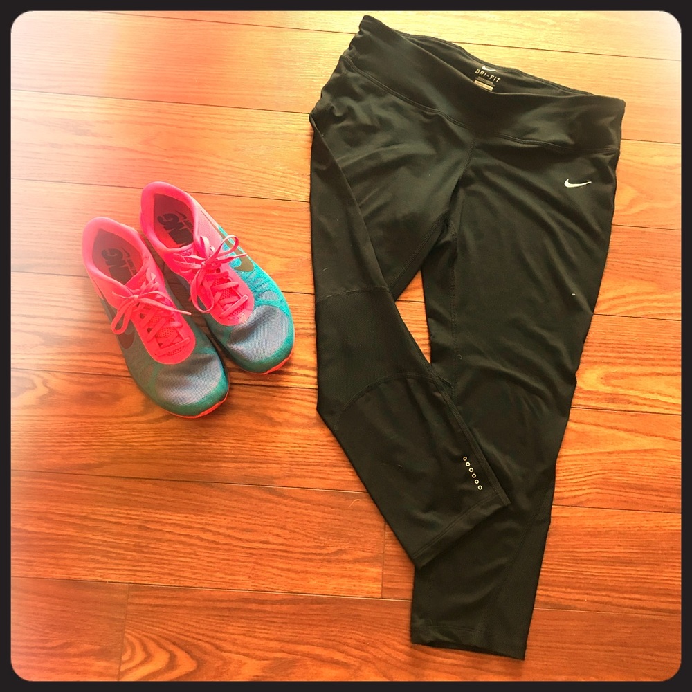 Nike Power Essential Running Crop (Large)